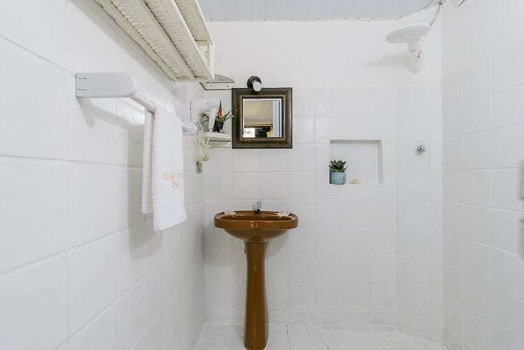 CHALES -  VISTA BANHEIRO CHUV.jpg