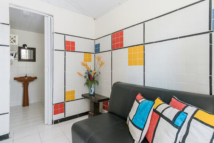 CHALES -  VISTA SOFÁ CAMA E ENTRADA BANHEIRO.jpg